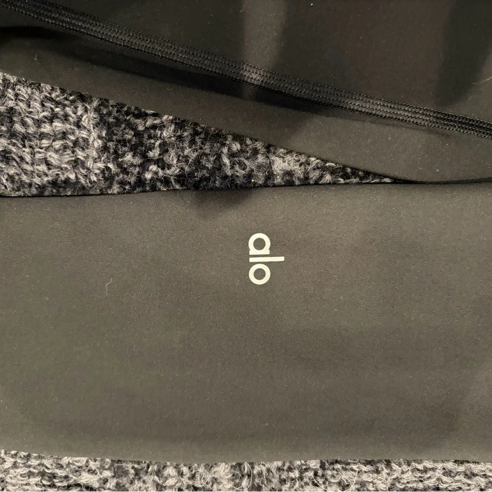 ALO Yoga 7/8 High-Waist Airlift Leggings - Picture 6 of 6
